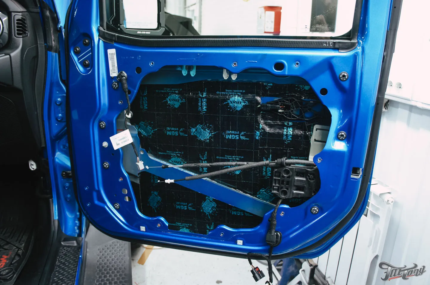 Прокачали Jeep Wrangler Rubicon, часть 1: комплексная шумоизоляция, новая акустическая система, перетяжка элементов в кожу. Процессы